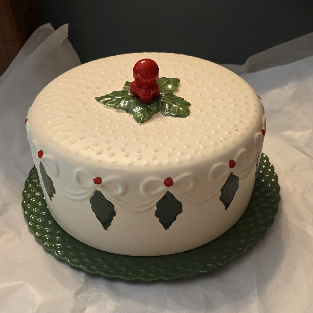 Pfaltzgraff Winterberry Covered Cake Plate with Dome